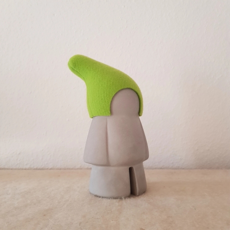 Zwerg / Gartenzwerg / Design Gnom Betonguss / Filzmütze grün 28cm