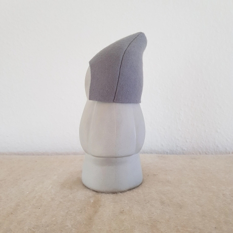 handmade Zwerg / Gartenfigur Beton / Wollfilz Mütze grau 28cm