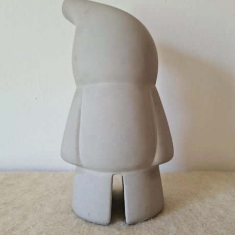 handmade Zwerg / Gartenfigur Beton / Wollfilz Mütze grau 28cm