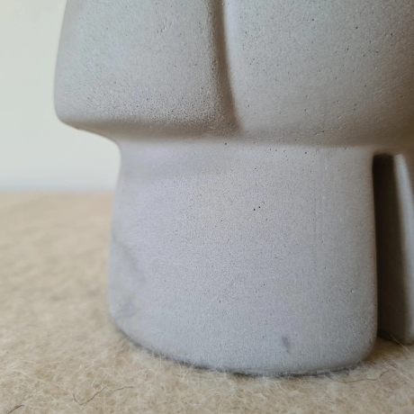 handmade Zwerg / Gartenfigur Beton / Wollfilz Mütze grau 28cm