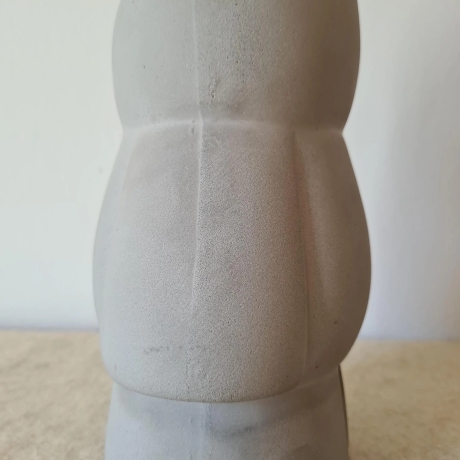 handmade Zwerg / Gartenfigur Beton / Wollfilz Mütze grau 28cm