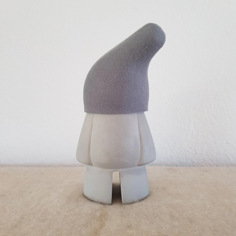 handmade Zwerg / Gartenfigur Beton / Wollfilz Mütze grau 28cm