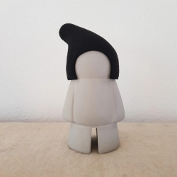 handmade Zwerg / Gartenzwerg Figur Beton / FilzMütze schwarz 28cm