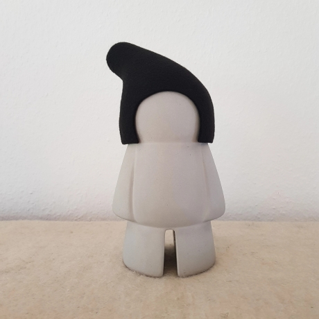 handmade Zwerg / Gartenzwerg Figur Beton / FilzMütze schwarz 28cm