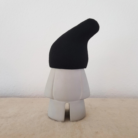 handmade Zwerg / Gartenzwerg Figur Beton / FilzMütze schwarz 28cm