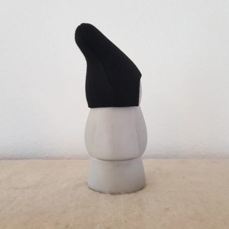 handmade Zwerg / Gartenzwerg Figur Beton / FilzMütze schwarz 28cm