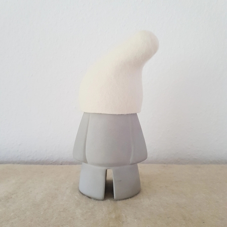 handmade Zwerg / Gartenzwerg Figur Beton / Filz Mütze weiß 28cm