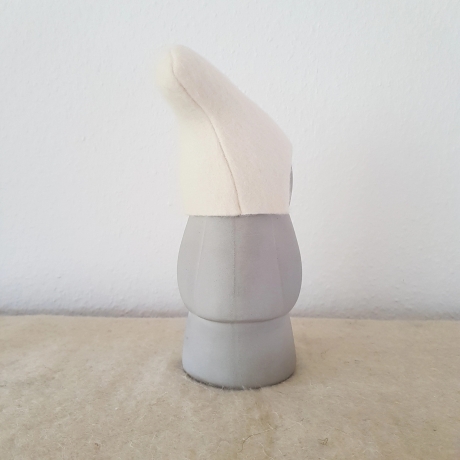 handmade Zwerg / Gartenzwerg Figur Beton / Filz Mütze weiß 28cm