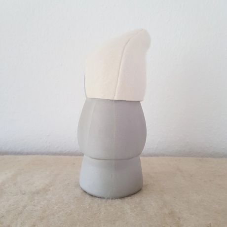 handmade Zwerg / Gartenzwerg Figur Beton / Filz Mütze weiß 28cm